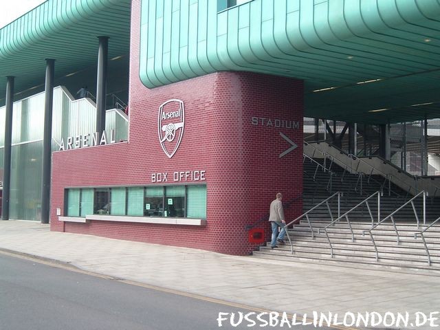 Emirates - Eingang von der Arsenal Tube Station aus kommend - Arsenal FC - fussballinlondon.de
