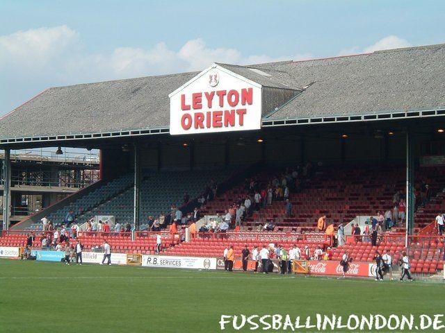 Brisbane Road - Wie bei allen Old School Main Stands darf der Giebel im Vereinslook nicht fehlen - Leyton Orient - fussballinlondon.de