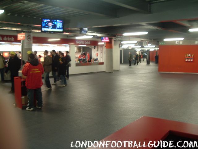 Emirates - Plasma TV, high-tech food vendors, warm and cosy - but still a football ground? - Arsenal FC - londonfootballguide.com